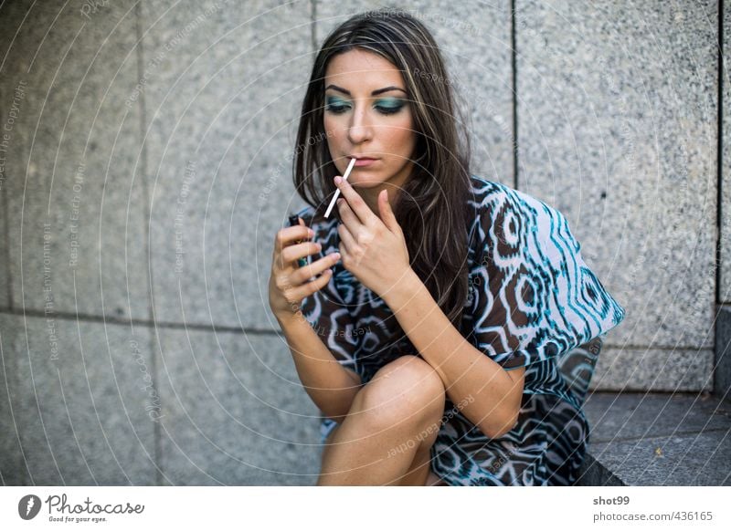 Woman in beach dress sitting on stair smoking Frau stage stairs concrete Stil Mode Strand pattern schön Schminke mind body bra Kultur Qualität Haare & Frisuren