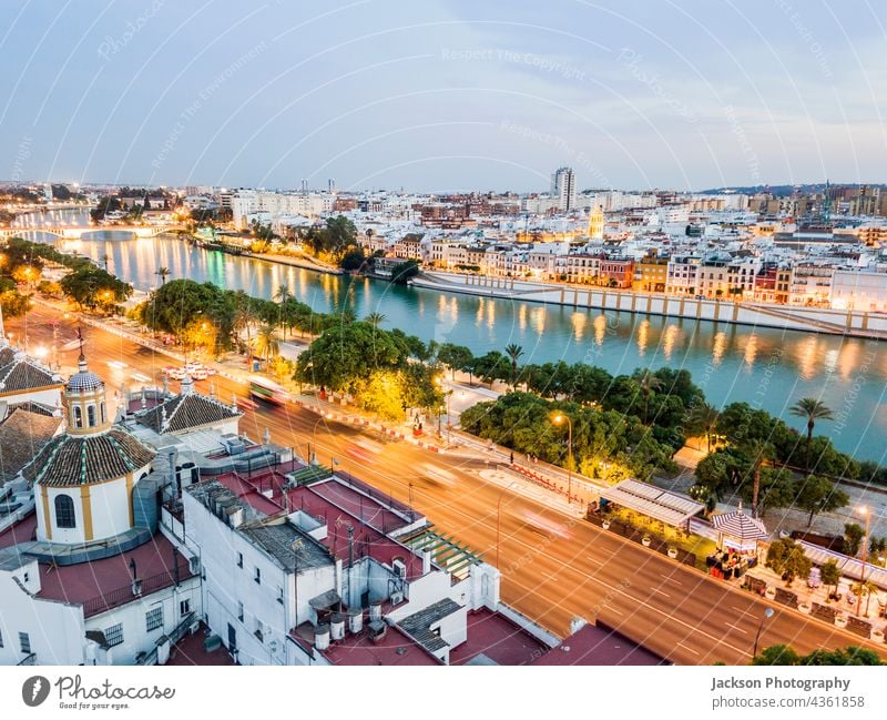 Luftaufnahme der Altstadt mit dem Fluss in Sevilla am Abend, Spanien Stadtbild Antenne beleuchtet Wasser Nacht alt Panorama Landschaft Ansicht Himmel blau