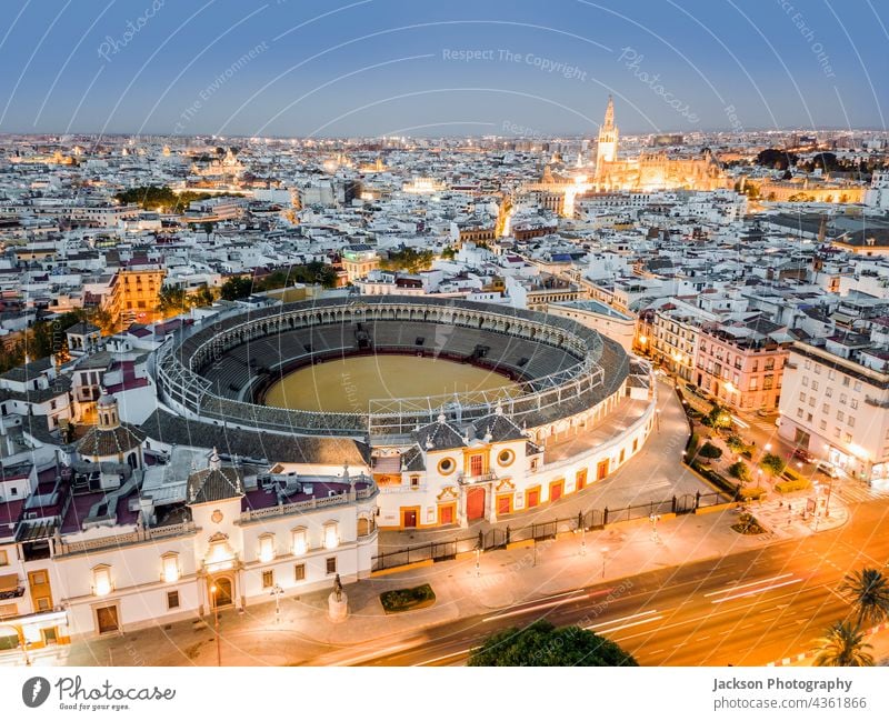 Stierkampfarena der Real Maestranza de Caballería in Sevilla bei Nacht, Andalusien, Spanien sevilla Architektur Wahrzeichen Stadtbild Häuser Skyline Dröhnen