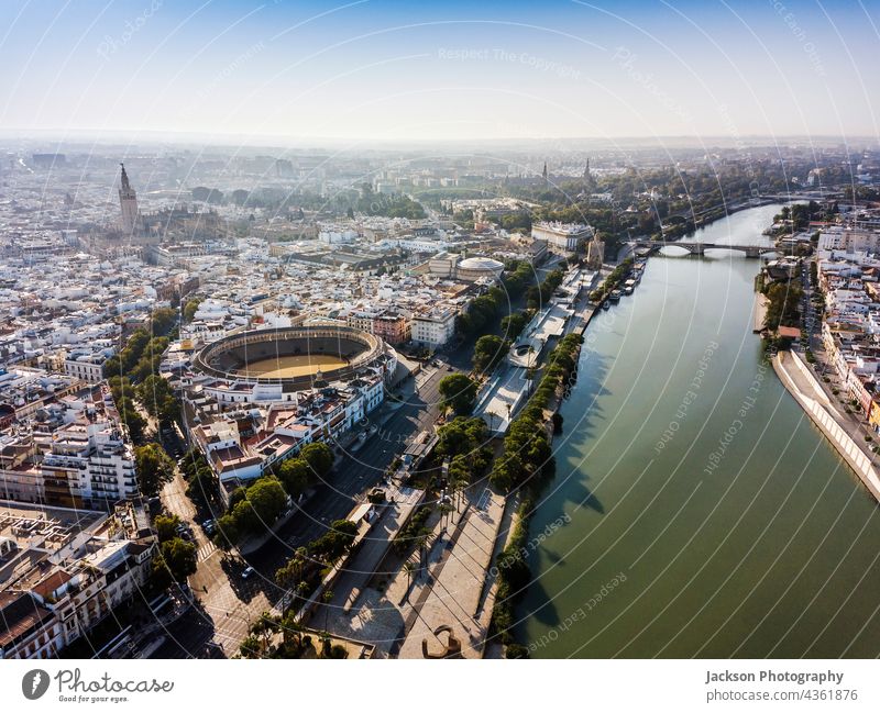 Luftaufnahme von Sevilla mit sichtbarer Stierkampfarena und Kathedrale, Andalusien, Spanien sevilla Wahrzeichen Ansicht Antenne oben Alcazar Guadalquivir Fluss