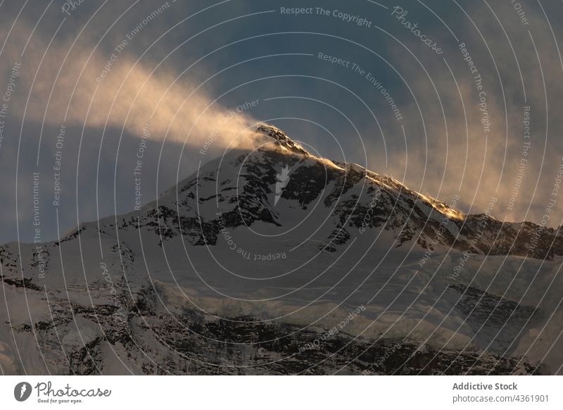 Schneebedeckte Berge, beleuchtet vom Sonnenlicht am Abend Berge u. Gebirge Hochland sonnenbeschienen Landschaft Winter Himalaya Nepal Felsen felsig Gipfel