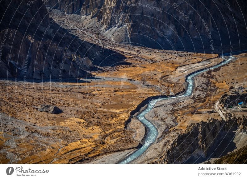 Ein sich schlängelnder Fluss fließt durch ein gebirgiges Tal Berge u. Gebirge fließen Landschaft Hochland strömen malerisch erstaunlich Himalaya Nepal Natur