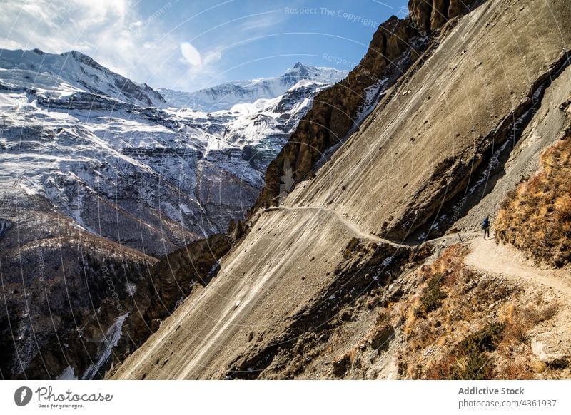 Szenerie eines Berghangs an einem sonnigen Tag Berge u. Gebirge Nachlauf Hochland steil Umwelt Landschaft felsig Ambitus Himalaya Nepal Felsen malerisch wild