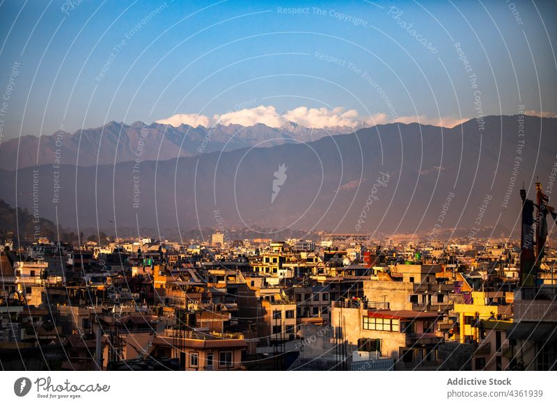 Blick auf eine Stadt im Gebirge bei Sonnenuntergang Stadtbild Berge u. Gebirge Großstadt Hochland Gebäude Ambitus Abend wohnbedingt Tal Himalaya Kathmandu Nepal