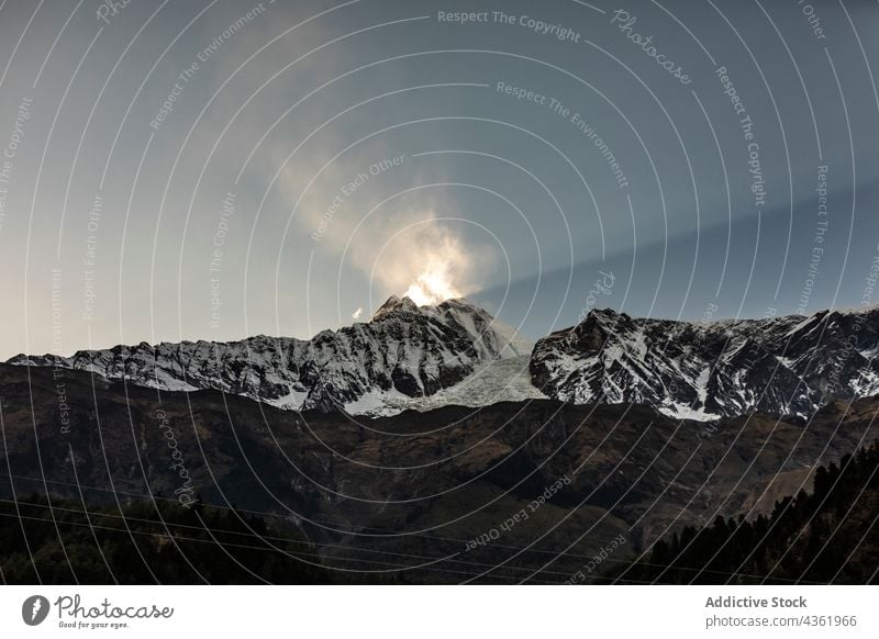 Sonnenlicht beleuchtet die Spitze eines verschneiten Bergrückens im Winter Berge u. Gebirge Top leuchten Hochland Gipfel Landschaft Schnee Himalaya Nepal Natur