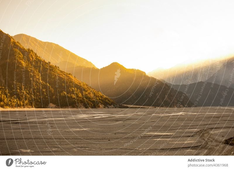 Landschaft eines trockenen Gebirgstals bei Sonnenuntergang Berge u. Gebirge Tal getrocknet trocknen Kamm Ambitus Vorabend sonnenbeschienen Himalaya Nepal