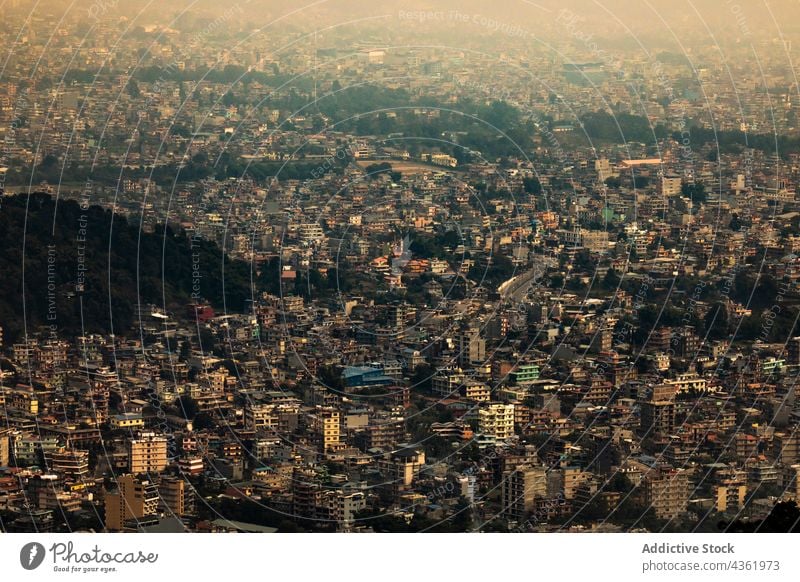 Blick auf die Stadt mit Wohngebäuden am Morgen Stadtbild Sonnenlicht Großstadt Landschaft wohnbedingt Gebäude dicht Architektur urban Kathmandu Nepal Kapital