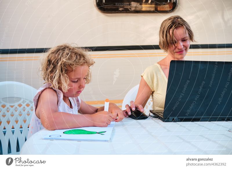 Tochter malt, während die Mutter in den Ferien auf einem Campingplatz arbeitet Feiertag Wohnwagen Sommer Business Arbeit Frau Familie Menschen Laptop jung Junge