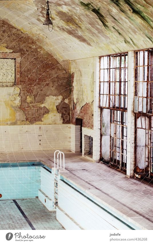 verlassen Fenster alt Menschenleer schäbig Olympisches Dorf 1936 Berlin Schwimmbad Schwimmhalle Autofenster Rost dreckig trainingshalle Putz ausdruckslos