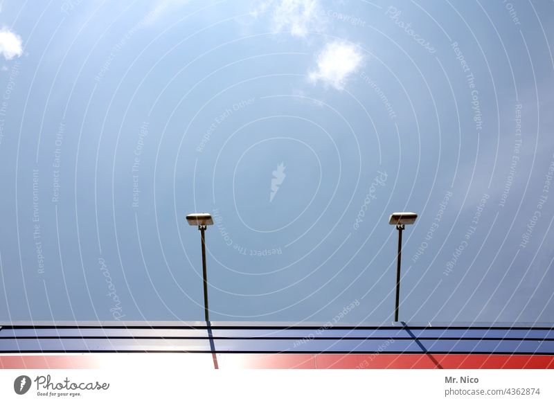 Fassadenbeleuchtung Fassadenverkleidung Strukturen & Formen Gebäude Blauer Himmel Lichtstrahler Beleuchtung Sonnenlicht Linien rot blau Außenbeleuchtung Lampe