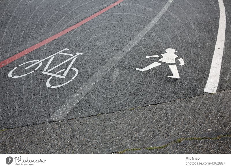 geteilter Weg Fahrradweg Fußweg Wege & Pfade Verkehrswege Fahrradfahren Straßenverkehr Menschenleer Asphalt Fahrbahnmarkierung Fußgängerzone Fussgänger