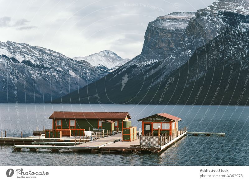 Schwimmende Anlegestelle am See in der Nähe der Berge Dock Schwimmer Berge u. Gebirge Gebäude Baracke Kamm Schnee Wasser Landschaft Minnewanka-See