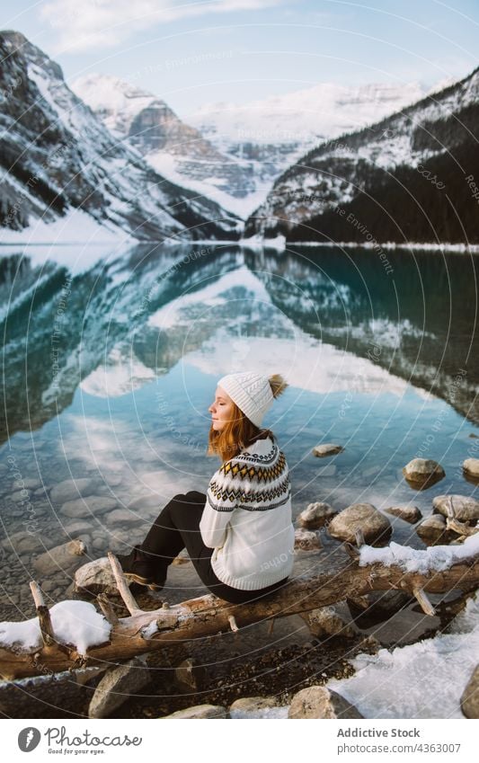 Nachdenkliche Frau Reisende sitzen in der Nähe ruhigen See Reisender Ufer ruhen Berge u. Gebirge Natur Wasser Augen geschlossen Winter Lake Luise