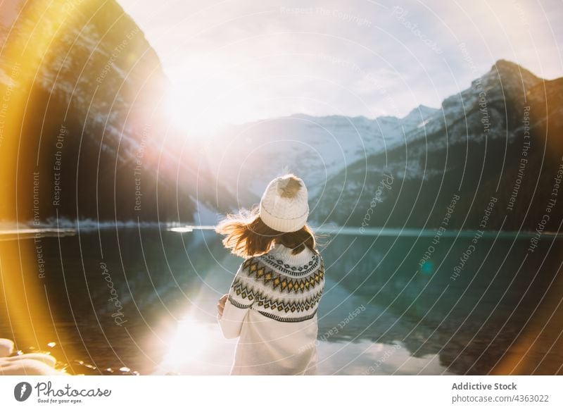 Unerkennbare Frau Reisende gegen See und Berge am Morgen Wanderer Berge u. Gebirge Sonnenlicht Natur reisen Wasser Ufer nachdenklich Lake Luise