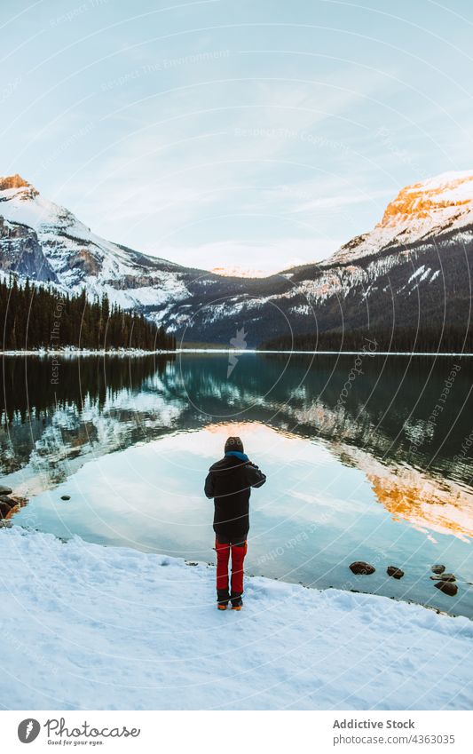 Unbekannter Reisender, der sich im Winter am Seeufer ausruht Ufer ruhen Berge u. Gebirge Wald Schnee Natur nadelhaltig Smaragdsee British Columbia Kanada