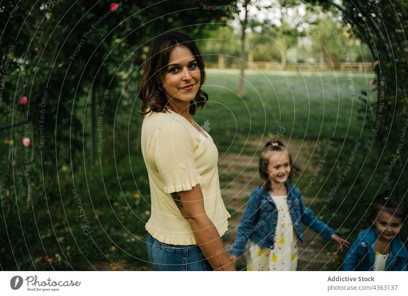 Mutter mit kleinen Geschwistern beim Spaziergang im Park Kind Zusammensein Liebe Glück Tochter Sommer Geschwisterkind Händchenhalten ähnlich niedlich Mama