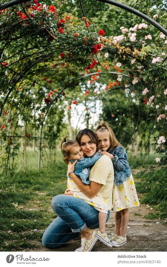 Mutter mit kleinen Töchtern ruht sich im Park aus Kind Zusammensein Sommer Geschwisterkind Liebe Glück Tochter ähnlich niedlich kuscheln Mama Partnerschaft