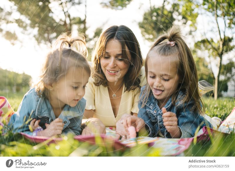 Mutter und Kinder spielen zusammen im Park Zusammensein Glück Liebe Tochter Sommer Geschwisterkind niedlich Mama Partnerschaft wenig Schwester Bonden Lifestyle