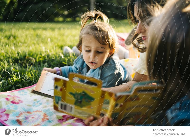 Mutter und Kinder spielen zusammen im Park Zusammensein Glück Liebe Tochter Sommer Geschwisterkind niedlich Mama Partnerschaft wenig Schwester Bonden Lifestyle