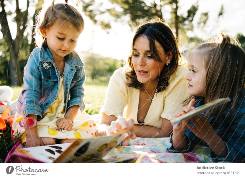 Mutter und Kinder spielen zusammen im Park Zusammensein Glück Liebe Tochter Sommer Geschwisterkind niedlich Mama Partnerschaft wenig Schwester Bonden Lifestyle