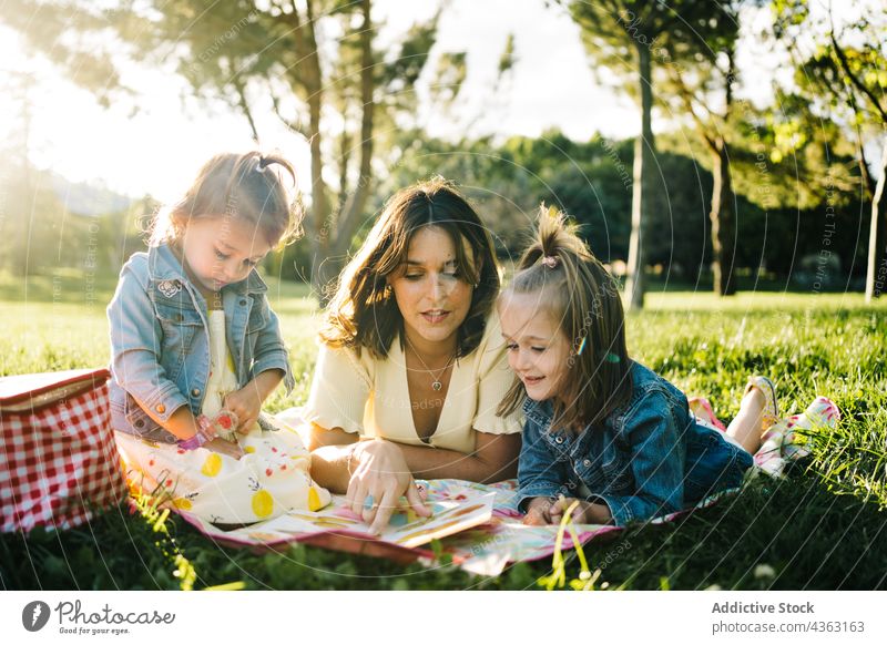 Mutter und Kinder spielen zusammen im Park Zusammensein Glück Liebe Tochter Sommer Geschwisterkind niedlich Mama Partnerschaft wenig Schwester Bonden Lifestyle