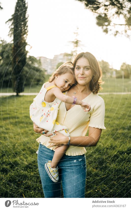 Junge Frau mit Kleinkind im Park Mutter Tochter Zusammensein Sommer Liebe Kind Glück niedlich Mama Partnerschaft wenig Bonden Lifestyle Zuneigung Angebot