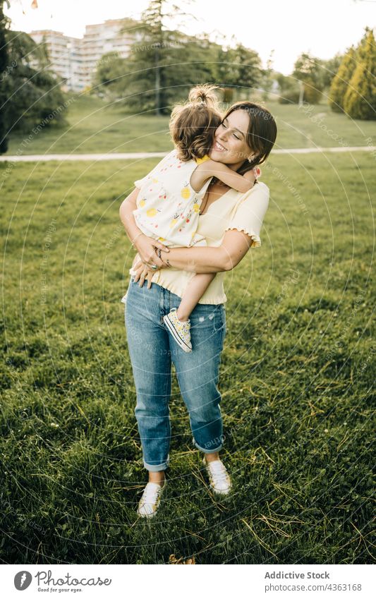 Junge Frau mit Kleinkind im Park Mutter Tochter Zusammensein Sommer Liebe Kind Glück niedlich Mama Partnerschaft wenig Bonden Lifestyle Zuneigung Angebot