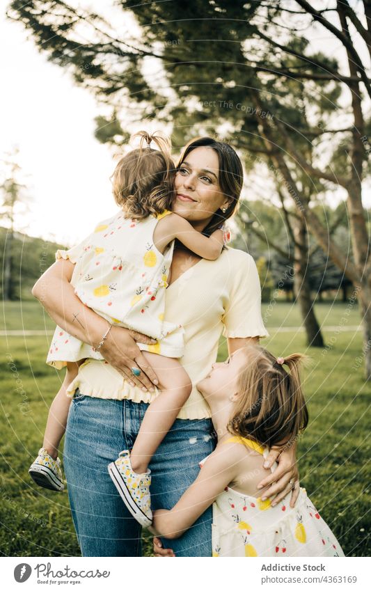 Junge Frau mit Kleinkind im Park Mutter Tochter Zusammensein Sommer Liebe Kind Glück niedlich Mama Partnerschaft wenig Bonden Lifestyle Zuneigung Angebot