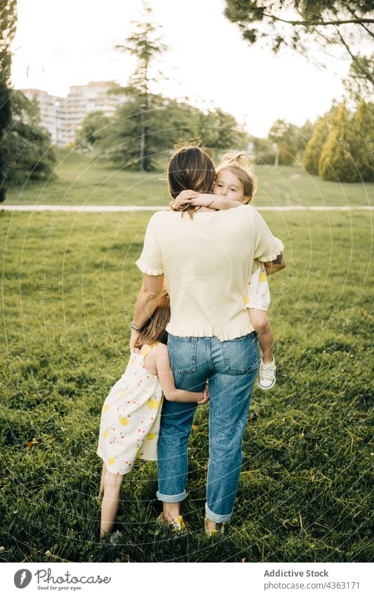 Mutter verbringt Zeit mit Kindern im Park Zusammensein Liebe Sommer Tochter Geschwisterkind Glück niedlich Mama Partnerschaft wenig Schwester Bonden Lifestyle