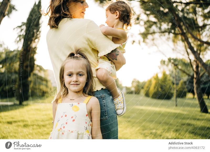 Mutter verbringt Zeit mit Kindern im Park Zusammensein Liebe Sommer Tochter Geschwisterkind Glück niedlich Mama Partnerschaft wenig Schwester Bonden Lifestyle