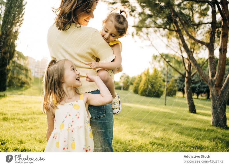 Mutter verbringt Zeit mit Kindern im Park Zusammensein Liebe Sommer Tochter Geschwisterkind Glück niedlich Mama Partnerschaft wenig Schwester Bonden Lifestyle