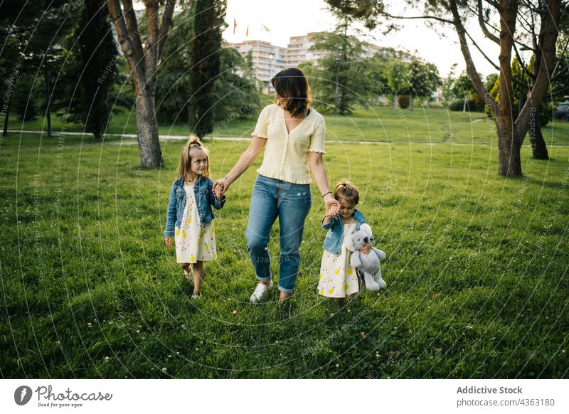 Mutter mit kleinen Geschwistern beim Spaziergang im Park Kind Zusammensein Liebe Glück Tochter Sommer Geschwisterkind Händchenhalten ähnlich niedlich Mama