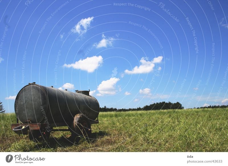 Anhänger mit Aussicht Wolken Gras Wiese grün Einsamkeit Gefolgsleute Eisenbahnwaggon Wasser Wasserstelle Himmel blau Landschaft