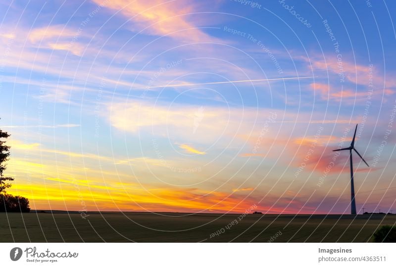 Sonnenuntergang Himmel mit Kondensstreifen. Abendhimmels bei Sonnenuntergang. Dramatische blaue und orangefarbene Wolken in der Dämmerung. Abstraktes Wetter konzept