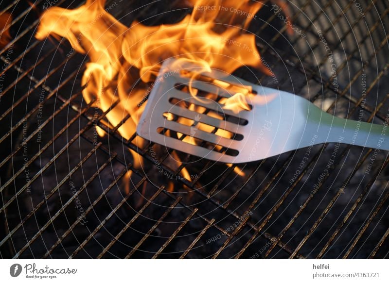 Holzkohle Grill mit offenem Feuer und Pfannen Weder der auf dem Grill Rost liegt Grillen Grillrost Grillsaison Glut Grillkohle heiß Kohle Wärme Camping