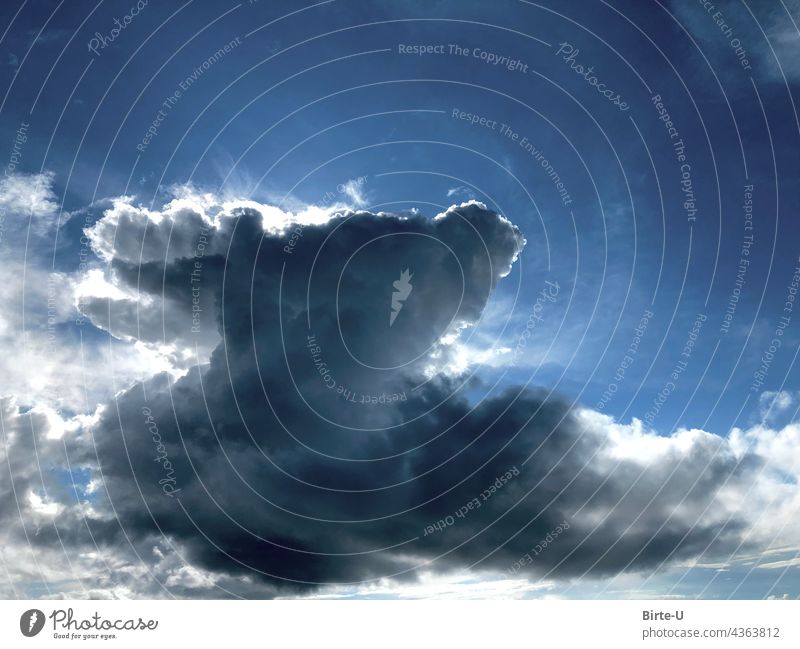 Dramatische Wolke vor der Sonne Himmel versteckte Sonne Blauer Himmel Wetter Weite Universum Schatten Natur Tag schönes Wetter Menschenleer Landschaft Umwelt