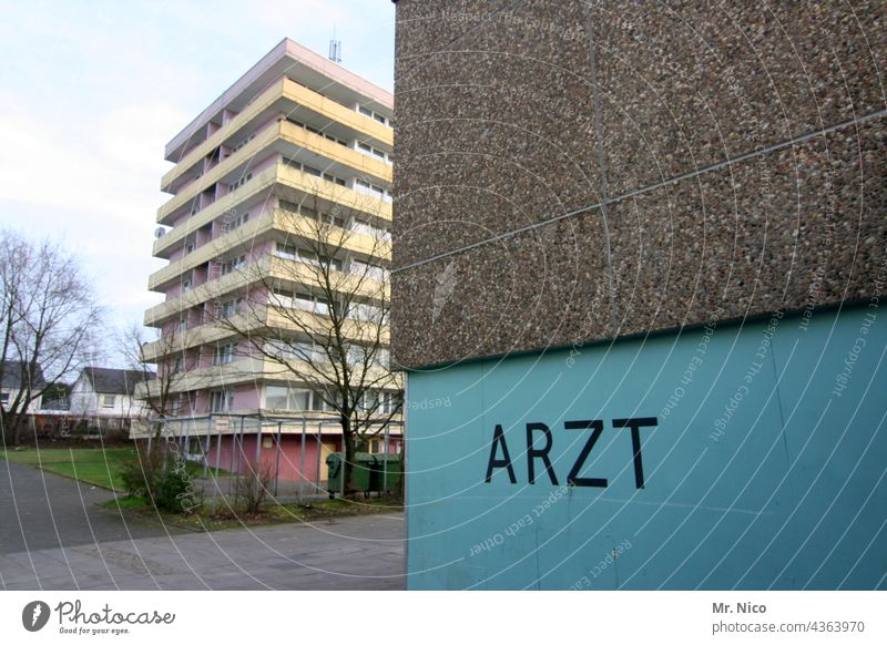 Ärztehaus Parkplatz Erste Hilfe Notarzt Krankenhaus Arzt Notfall Schilder & Markierungen Wand parken Gebäude Hochhaus Hinweisschild Schriftzeichen