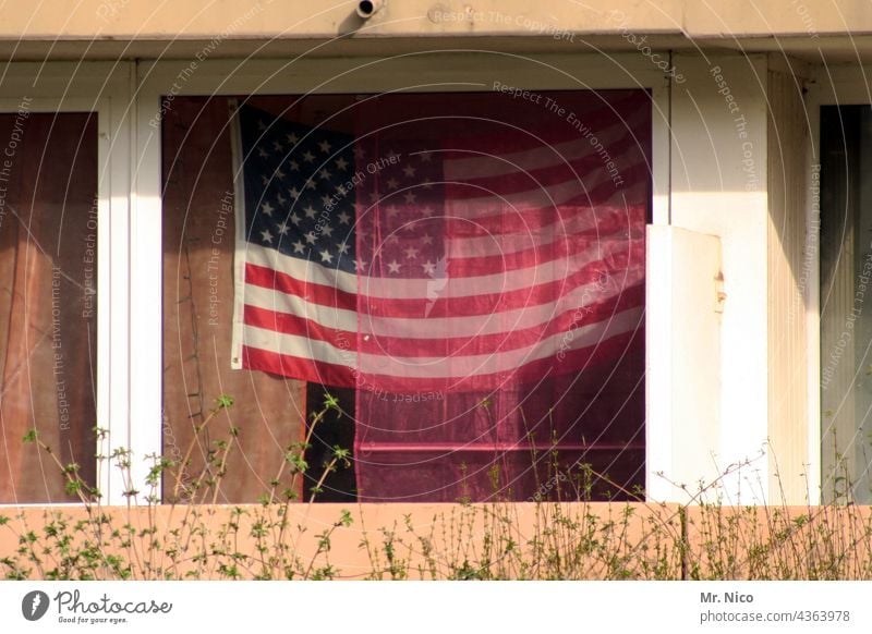 my home is my castle Stars and Stripes USA Haus Hochhaus Architektur Gebäude Bauwerk Fenster Nationalflagge Fahne Häusliches Leben Patriotismus Amerika Flagge