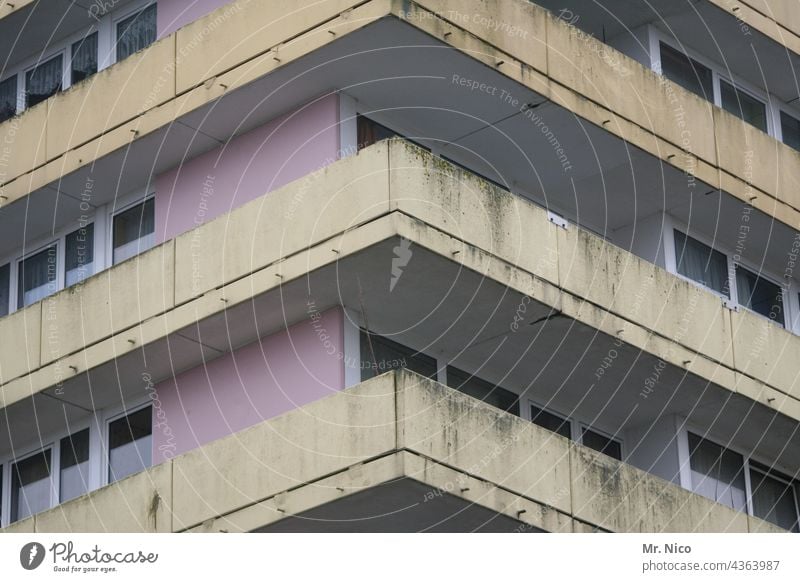 Neuanstrich wäre mal fällig Balkon Hochhaus Architektur Gebäude Fenster Plattenbau Stadt dreckig Fassade trist NAchbarschaft Wohnung Wohnhaus Balkonien