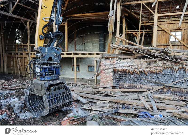 Abriss von einem beschädigten alten Haus in Deutschland haus bauwerk abriss wasserschaden hochwasser einsturz einsturzgefährdet erdbeben abreißen bagger