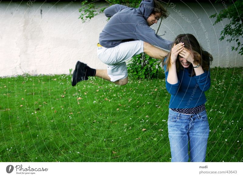 kick it springen Mann Frau Wut Mauer Pullover Kick Schuhe schwarz grün Schwung Angst Rasen blau agressiv eingeschüchtert