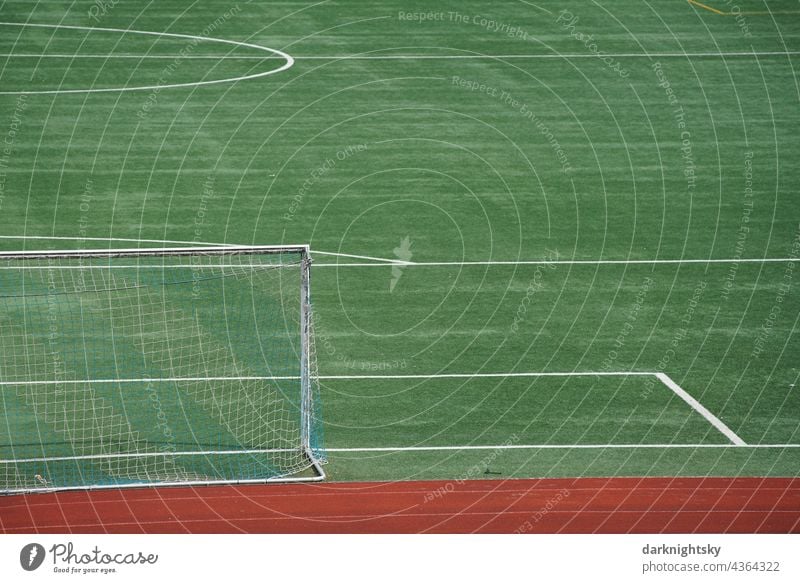 Teil eines Sportplatzes für Fußball mit Tor und einer Laufbahn für Leichtatlethik Arena tartanbahn rote sportlich Spiel neues Fußballtor Sportrasen Spielfeld