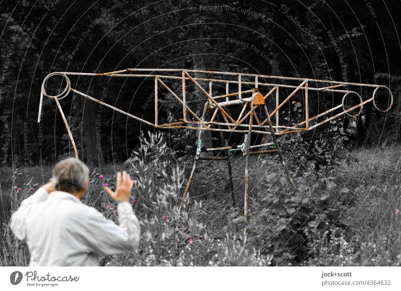 „Finstrer Gedanke, lass ab... Meditation entspannend Silhouette Körperbeherrschung Bewegung lost places Zahn der Zeit Endzeitstimmung Taijiquan Mann Spielplatz