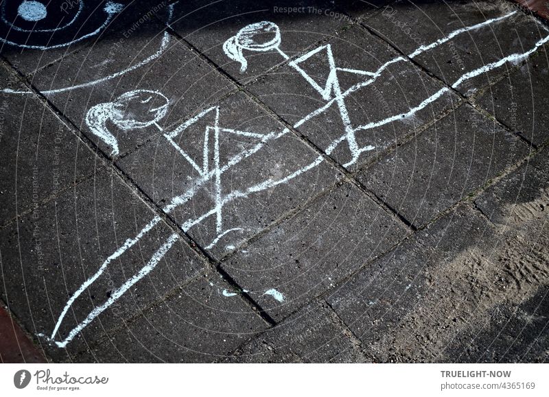 Mami + Püppi fahren Ruderboot. Eine Mutter hat für ihr Töchterlein eine Kreidezeichnung auf Betonsteinen gemalt, mit etwas Sand unten am Rand für den Strand und oben links lacht eine blaue Sonne