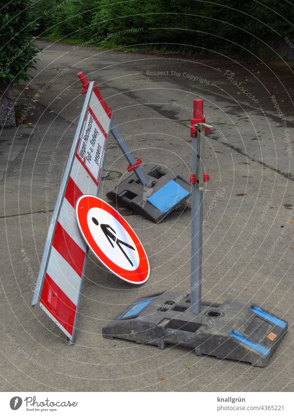 Nach dem Hochwasser Schilder & Markierungen Hinweisschild Warnschild Verbotsschild Tag Warnhinweis Menschenleer Verbote Sperrung Außenaufnahme Warnung