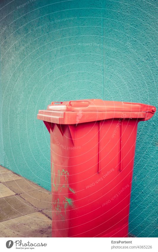 rote Tonne Müll Mülltonne Müllbehälter Wand Fassade blau Recycling Müllentsorgung Abfall Müllabfuhr Ordnung Sauberkeit Umwelt Umweltschutz wegwerfen