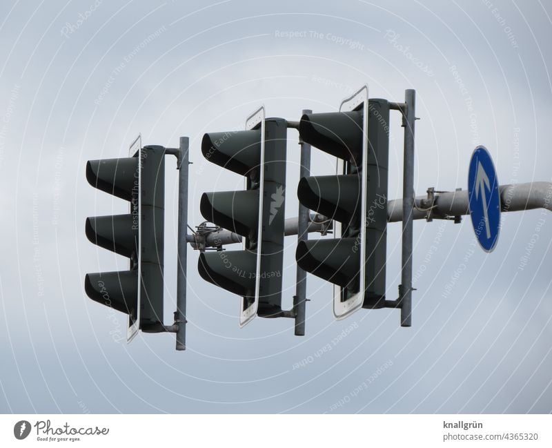 Ampelanlage plus Richtungspfeil Straßenverkehr Verkehrszeichen Verkehrsschild Sicherheit Ordnung Straßenverkehrsordnung Zeichen Hinweisschild