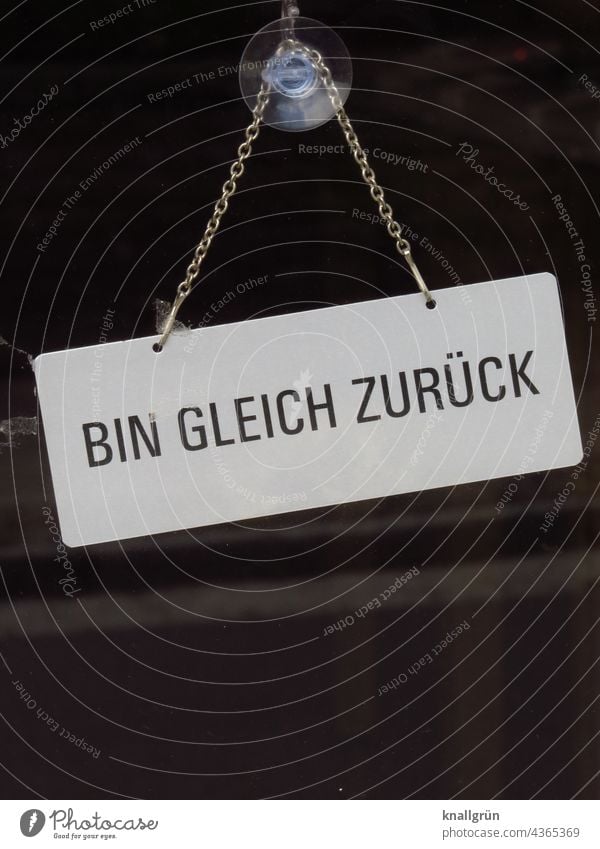 Bin gleich zurück Einzelhandel Ladengeschäft geschlossen Geschäft Hinweisschild Pause Schaufenster Fenster warten Mittagspause geduldig schräg Saughaken Kette