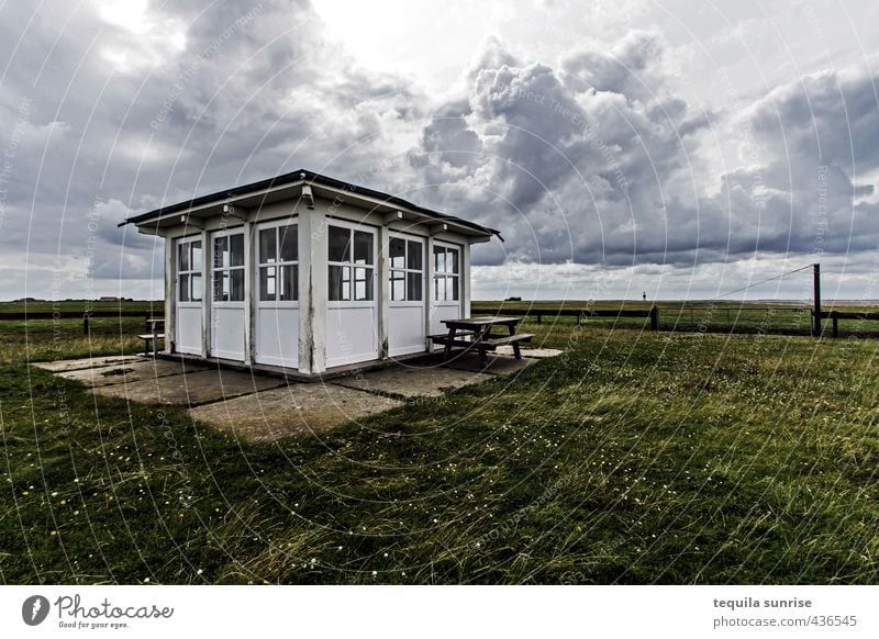 Badehaus Himmel Wolken Gewitterwolken Klima Wind Sturm Gras Wiese Nordsee Insel Neuwerk Dorf Fischerdorf Haus Hütte Park Bank bedrohlich dunkel grau grün