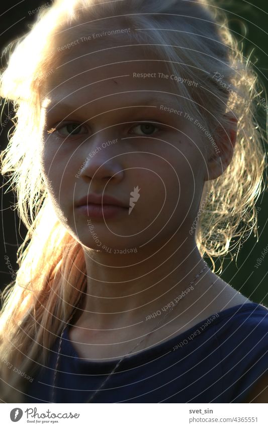 Porträt eines blonden Mädchens im Sonnenlicht im Freien. jung Nizza Blick Schönheit Sommer natürlich Gesicht Behaarung hübsch Dame niedlich attraktiv